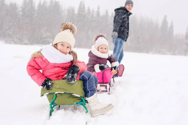 Perhe isä ja lapset loma jouluaattona ulkona — kuvapankkivalokuva