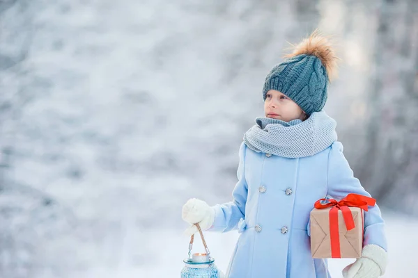 Bedårande flicka med jul box gåva i vinter utomhus — Stockfoto