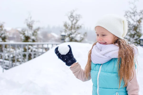 Adorable niña en invierno congelado día al aire libre —  Fotos de Stock