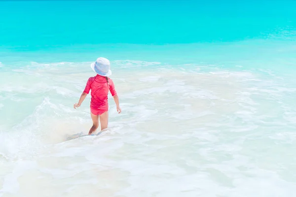 Adorável menina na praia se divertindo muito na água — Fotografia de Stock