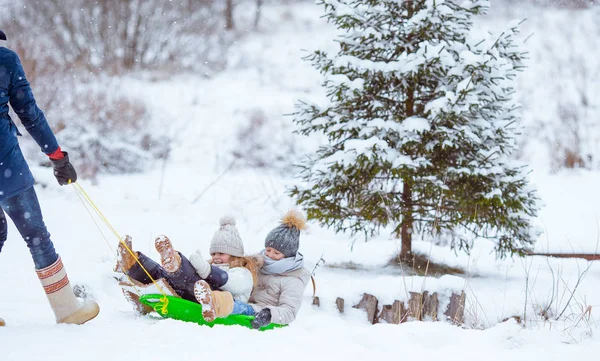 Famiglia di papà e bambini in vacanza la vigilia di Natale all'aperto — Foto Stock