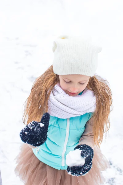 Schattig meisje in bevroren winter dag in de buitenlucht — Stockfoto