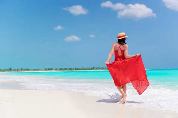 Junges Mädchen im schönen roten Kleid Hintergrund das Meer — Stockfoto