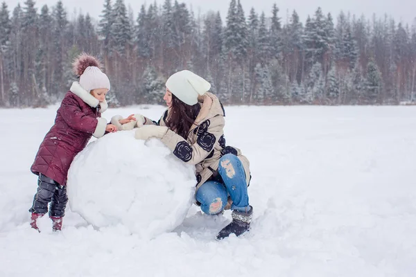 Lycklig familj av mamma och barn njuta av snöig vinterdag — Stockfoto