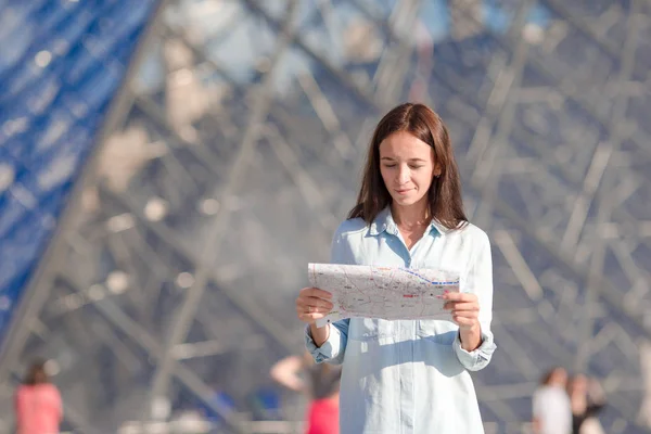 Jeune femme avec carte dans la ville européenne en plein air — Photo