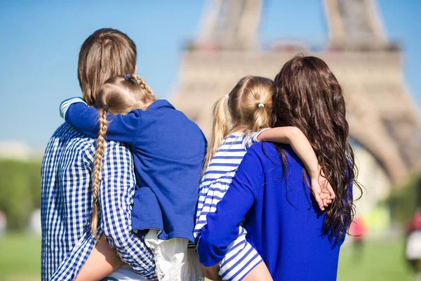 Boldog család, két gyerek, a párizsi Eiffel-torony közelében — Stock Fotó