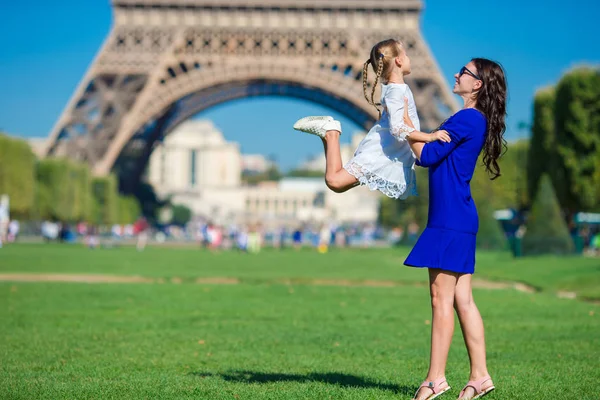 Familia feliz divirtiéndose en París fondo Eiffel —  Fotos de Stock