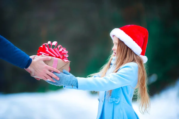 Noel kavramı. Noel arifesinde bir yeni yıl hediye veren küçük kız — Stok fotoğraf