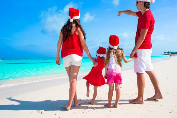 Happy family on white beach during summer vacation — Stock Photo, Image