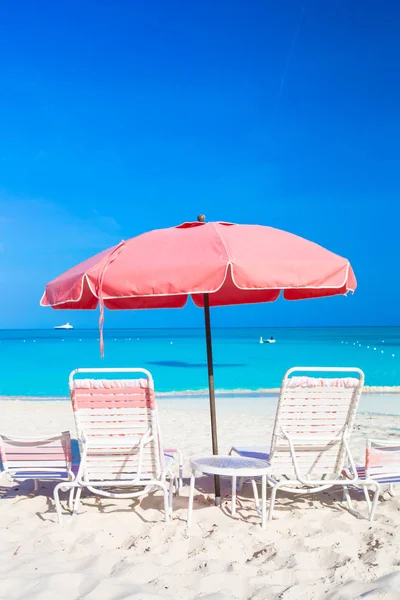 Sillas de playa en la exótica playa tropical de arena blanca — Foto de Stock