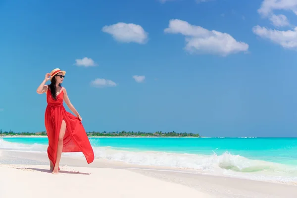 Молодая девушка в красивом красном платье фоне моря — стоковое фото