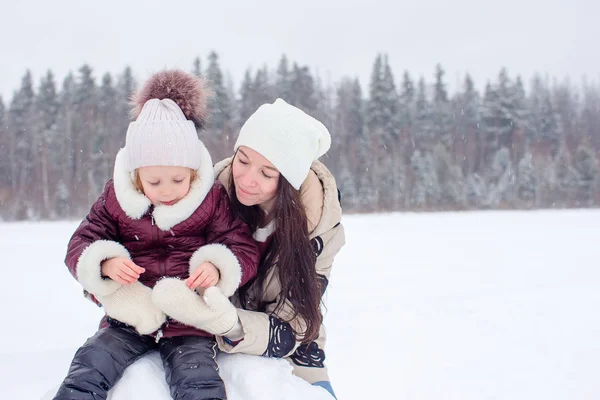 Glückliche Familie Spielt Schneebälle Einem Verschneiten Wintertag — Stockfoto