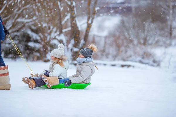 사랑 스러운 작은 행복 여자 눈 겨울 날에 썰매. — 스톡 사진