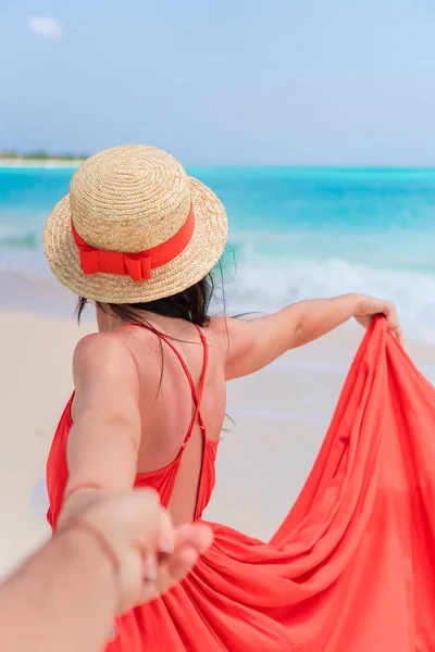 Chica joven en hermoso vestido rojo fondo el mar — Foto de Stock