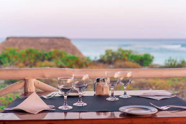 Café al aire libre vacío de verano en la hermosa isla tropical - Imagen —  Fotos de Stock