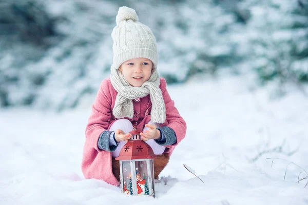 Vista trasera de la adorable chica con linterna en Navidad al aire libre — Foto de Stock