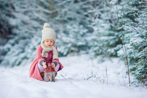 Vista trasera de la adorable chica con linterna en Navidad al aire libre —  Fotos de Stock