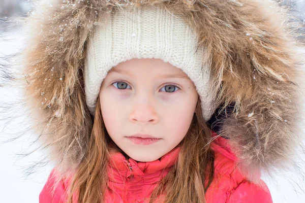 Retrato de niña adorable en nieve día de invierno soleado —  Fotos de Stock