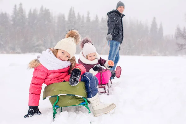 Familj av pappa och barnen semester på julafton utomhus — Stockfoto