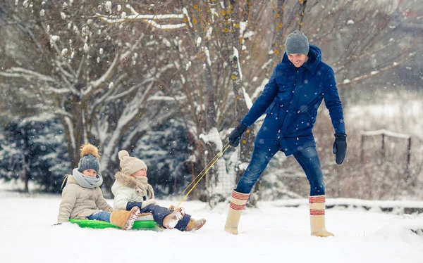 Famille de papa et les enfants vacances le soir de Noël en plein air — Photo