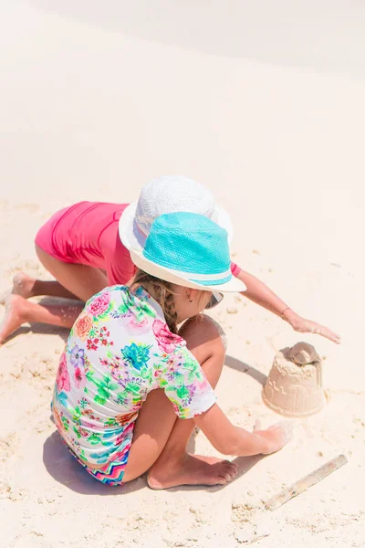 Красивые маленькие девочки во время летних каникул на пляже — стоковое фото