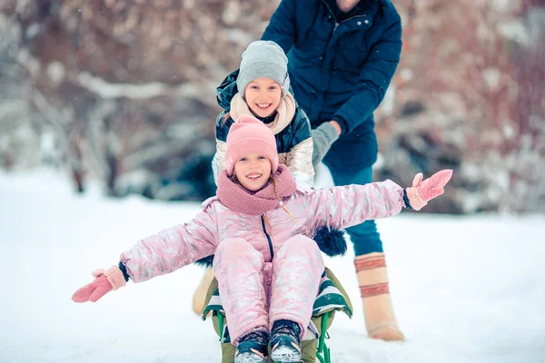 Семья отца и детей отпуск в канун Рождества на открытом воздухе — стоковое фото