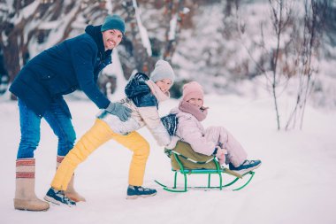 Noel arifesi açık havada baba ve çocuklar tatilde ailesinin