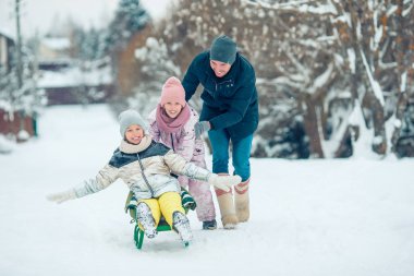 Noel arifesi açık havada baba ve çocuklar tatilde ailesinin