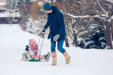 Noel arifesi açık havada baba ve çocuklar tatilde ailesinin