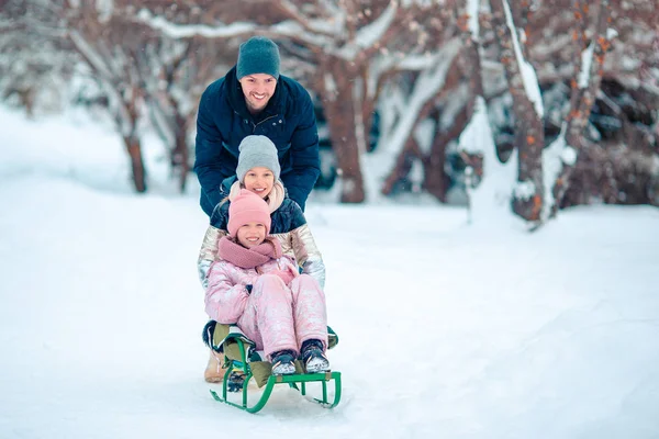 야외 크리스마스 이브에 아빠와 아이 휴가의 가족 — 스톡 사진