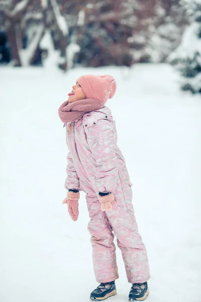 在阳光明媚的冬日雪小可爱女孩的肖像 — 图库照片