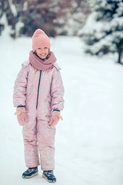 Retrato de pequena menina adorável na neve dia ensolarado de inverno — Fotografia de Stock