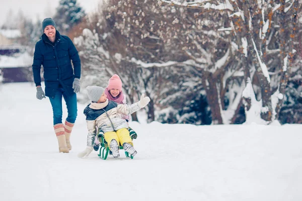 Familj av pappa och barnen semester på julafton utomhus — Stockfoto