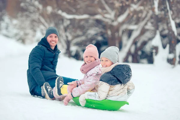 Famiglia di papà e bambini in vacanza la vigilia di Natale all'aperto — Foto Stock