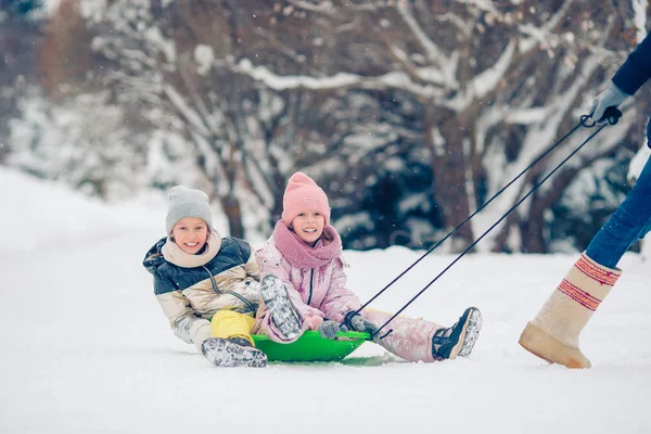 Familia de vacaciones de papá y niños en Nochebuena al aire libre — Foto de Stock