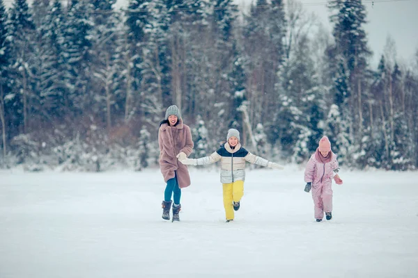 Famille de maman et les enfants vacances le soir de Noël en plein air — Photo