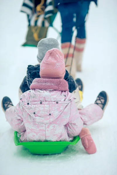 Famille de papa et les enfants vacances le soir de Noël en plein air — Photo