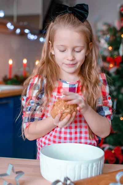 Очаровательная маленькая девочка печет рождественские пряники — стоковое фото