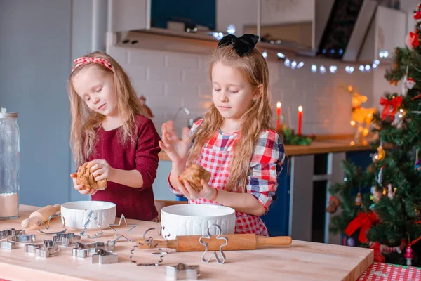 Adorable niña hornear galletas de jengibre de Navidad —  Fotos de Stock