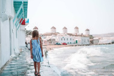 Küçük Venedik 'teki sevimli küçük kız Mykonos Adası, Yunanistan' ın en popüler turistik bölgesi..