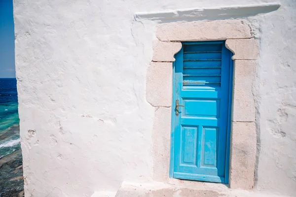 Tradycyjne domy z niebieskie drzwi w wąskie uliczki, Mykonos, Grecja. — Zdjęcie stockowe