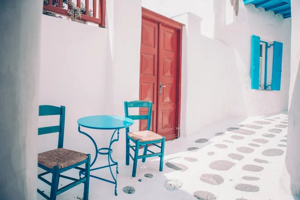 Blå stolar och bord på gatan i typisk grekisk traditionell by med vita hus på ön Mykonos, Grekland, Europa — Stockfoto
