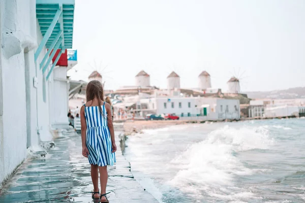 Очаровательная маленькая девочка в Маленькой Венеции самый популярный туристический район на острове Миконос, Греция. — стоковое фото