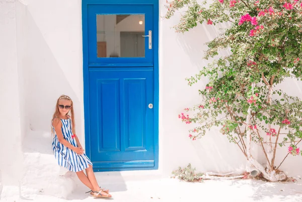 Little adorable girl in dress outdoors in old streets an Mykonos. — Stock Photo, Image