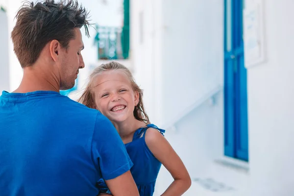 Feliz padre y niña adorable viajando en Mykonos, Grecia —  Fotos de Stock