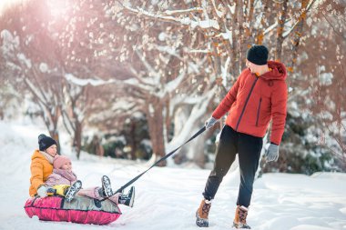 Noel arifesi açık havada baba ve çocuklar tatilde ailesinin