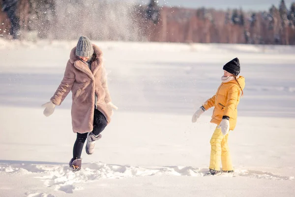 Szczęśliwa Rodzina Zabawy Świeżym Powietrzu Zimie Śniegiem — Zdjęcie stockowe