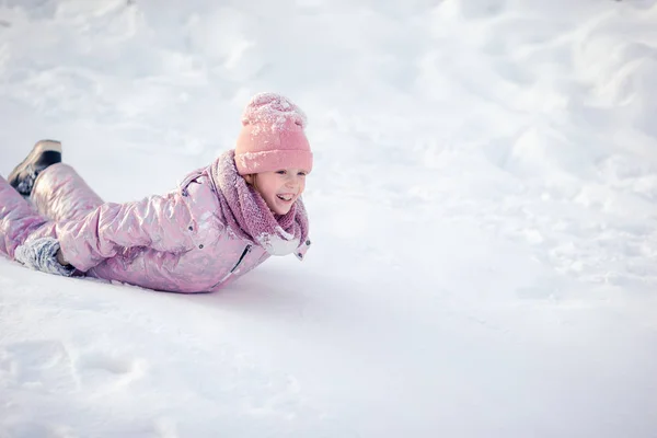 Adorabile piccola ragazza felice slittino in inverno giorno nevoso . — Foto Stock