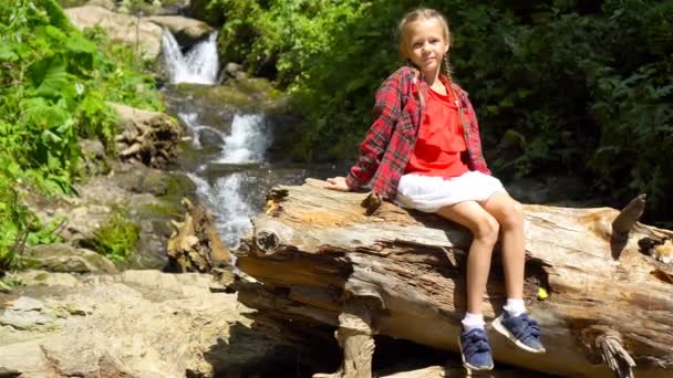 Kleines Mädchen genießt den Blick auf den Wasserfall in Krasnay Poliana — Stockvideo