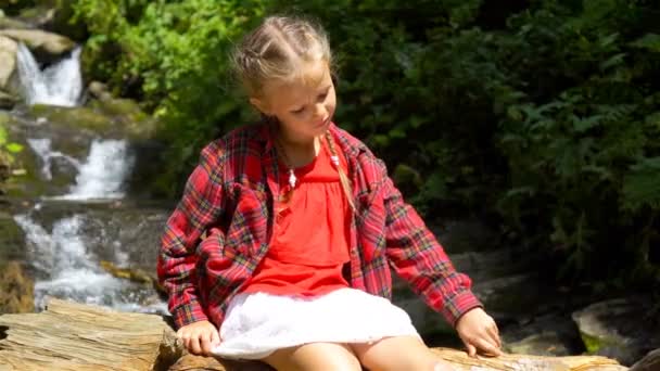 Malá holčička se těší pohled na vodopád v Krasnay Poljaně — Stock video